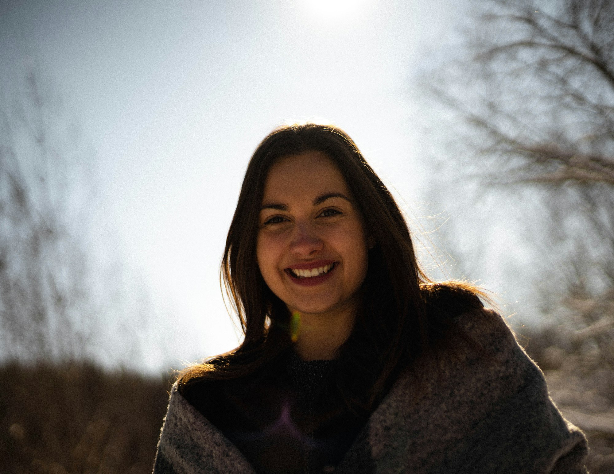 Mulher sorrindo, ao ar livre